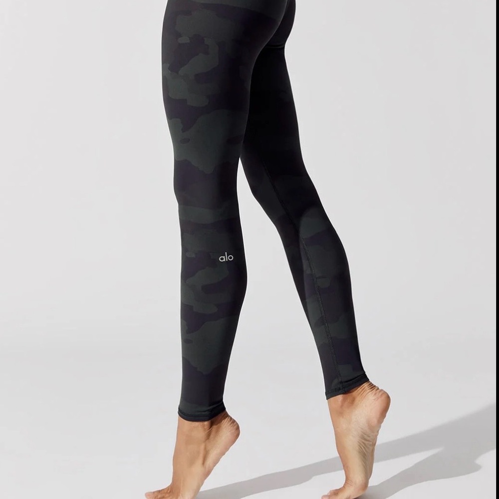ALO Yoga Women's Black Camo Leggings